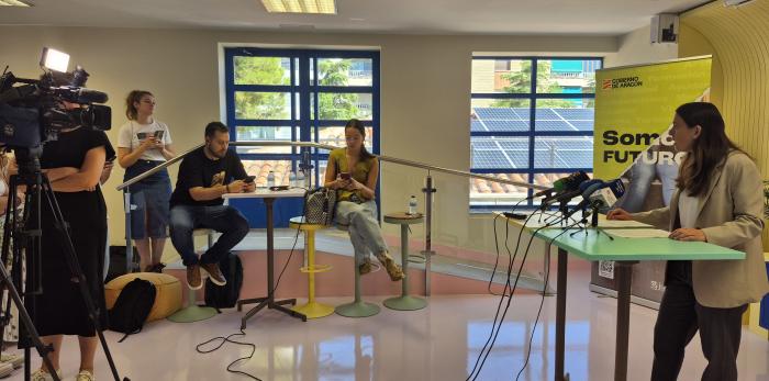 Cristina Navarro, gerente del IAJ, durante la rueda de prensa en la Sala Moncayo del Instituto Aragonés de la Juventud