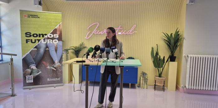 Cristina Navarro, gerente del IAJ, durante la rueda de prensa en la Sala Moncayo del Instituto Aragonés de la Juventud
