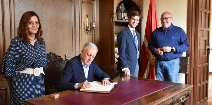 Octavio López ha firmando en el Libro de Honor del Ayuntamiento de Caspe.