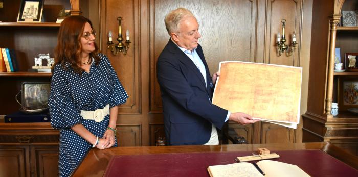 Octavio López ha firmando en el Libro de Honor del Ayuntamiento de Caspe.