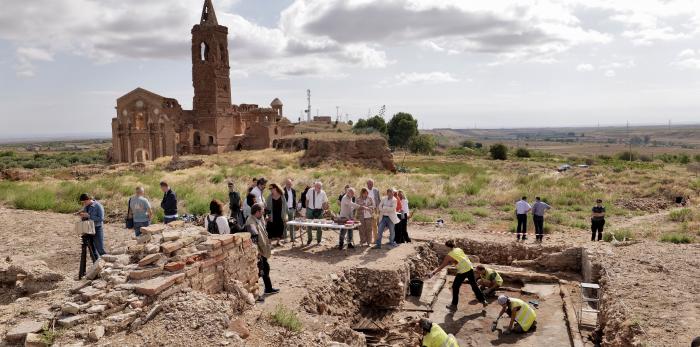 Visita de la consejera Hernández al cuarto campus arqueológico internacional del Pueblo Viejo de Belchite