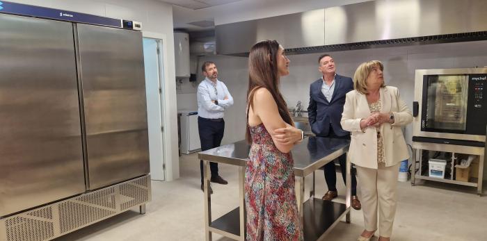 La consejera ha visitado la nueva cocina del CEIP Hispanidad, acompañada por la director del centro y representantes del AMPA.