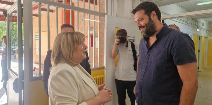 La consejera ha visitado la nueva cocina del CEIP Hispanidad, acompañada por la director del centro y representantes del AMPA.
