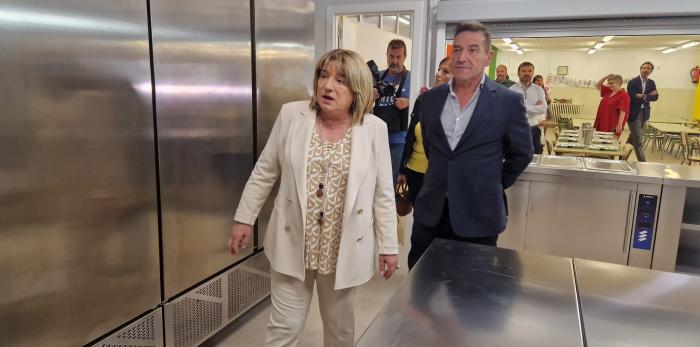La consejera ha visitado la nueva cocina del CEIP Hispanidad, acompañada por la director del centro y representantes del AMPA.