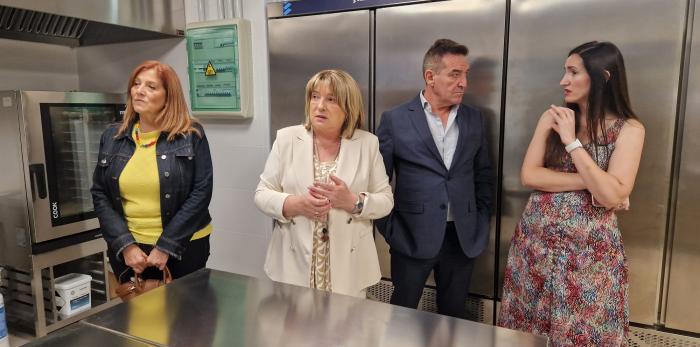 La consejera ha visitado la nueva cocina del CEIP Hispanidad, acompañada por la director del centro y representantes del AMPA.