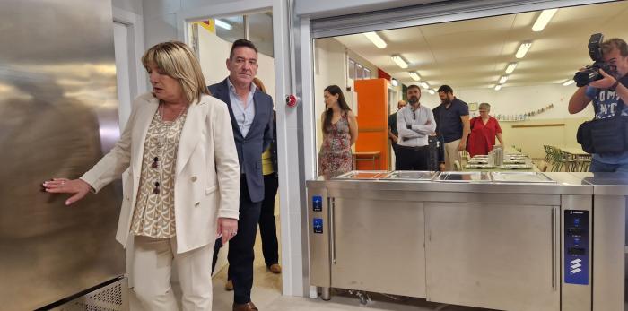 La consejera ha visitado la nueva cocina del CEIP Hispanidad, acompañada por la director del centro y representantes del AMPA.