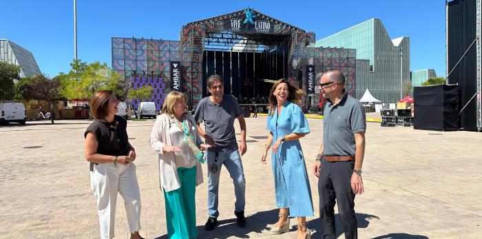 La consejera ha conocido este miércoles los trabajos de montaje del festival Vive Latino.