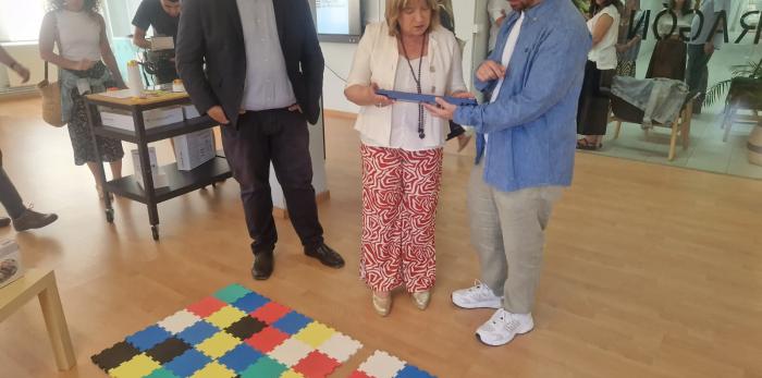 La consejera ha conocido los kits robóticos en el aula STEAM del CP María de Ávila.