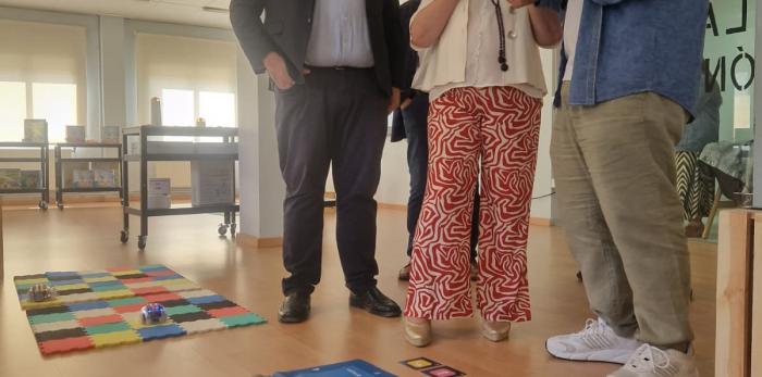 La consejera ha conocido los kits robóticos en el aula STEAM del CP María de Ávila.