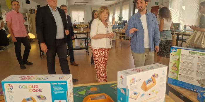 La consejera ha conocido los kits robóticos en el aula STEAM del CP María de Ávila.