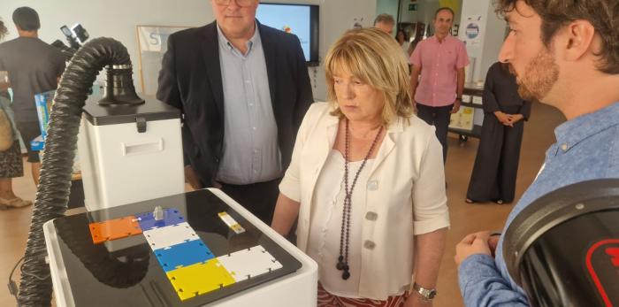 La consejera ha conocido los kits robóticos en el aula STEAM del CP María de Ávila.