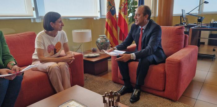 El consejero de Sanidad recibe a la aragonesa Pilar Astier, candidata a presidir la organización mundial de Médicos de Familia WONCA.
