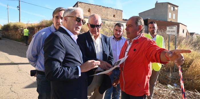 Octavio López ha visitado las obras del puente de Azuara.