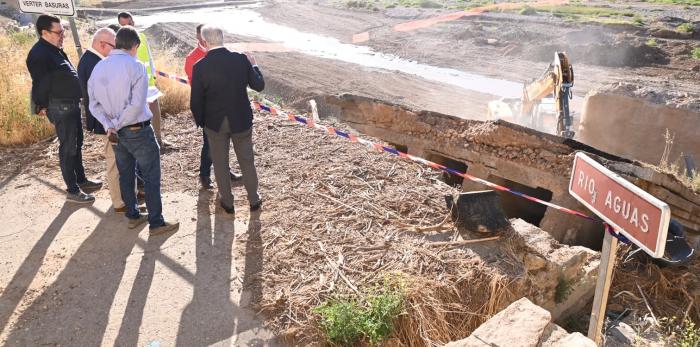 Octavio López ha visitado las obras del puente de Azuara.