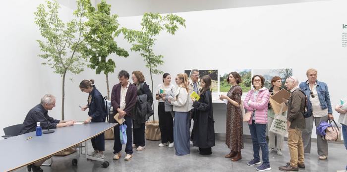 Gilles Clément firmando uno de sus libros en la exposición 'Jardines de papel', en el CDAN.