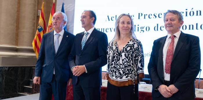 El consejero de Sanidad asiste a la presentación del Código Deontológico de los médicos