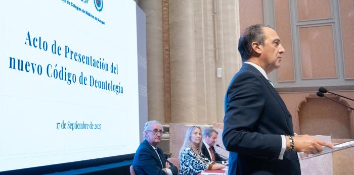 El consejero de Sanidad asiste a la presentación del Código Deontológico de los médicos