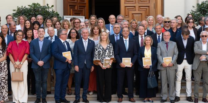 El consejero de Sanidad asiste a la presentación del Código Deontológico de los médicos