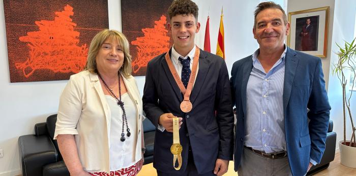 La consejera de Educación ha recibido este viernes al alumno aragonés Alex Caro Tello.