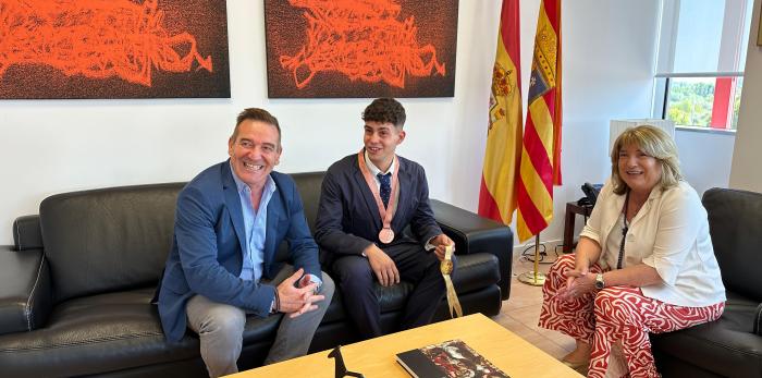 La consejera de Educación ha recibido este viernes al alumno aragonés Alex Caro Tello.