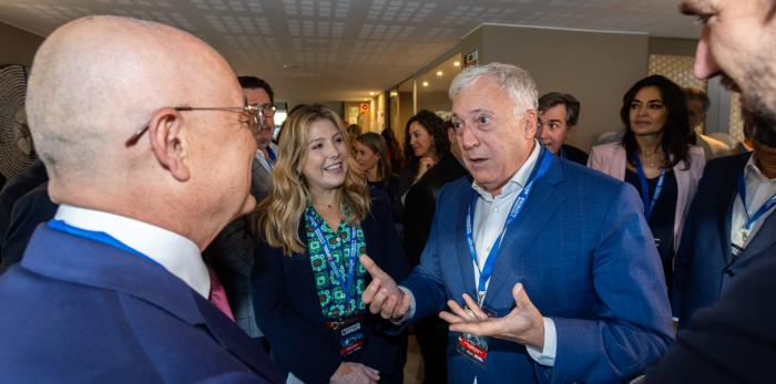 El consejero Octavio López a departido con representantes institucionales en la previa del congreso.