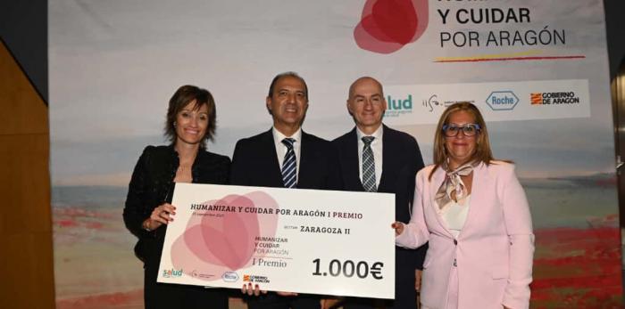 El consejero de Sanidad, José Luis Bancalero, con los profesionales galardonados en la I edición de los Premios HumanizAR y CuidAR por Aragón