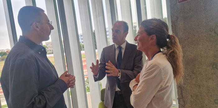 El consejero de Sanidad, José Luis Bancalero Flores, se reúne con el investigador oscense Carlos Anerillas, que regresa a Aragón para liderar un proyecto sobre envejecimiento celular, en el IACS.