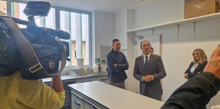 El consejero de Sanidad, José Luis Bancalero Flores, se reúne con el investigador oscense Carlos Anerillas, que regresa a Aragón para liderar un proyecto sobre envejecimiento celular, en el IACS.