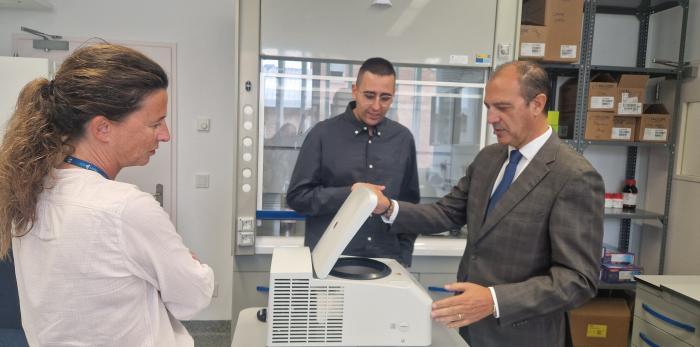 El consejero de Sanidad, José Luis Bancalero Flores, se reúne con el investigador oscense Carlos Anerillas, que regresa a Aragón para liderar un proyecto sobre envejecimiento celular, en el IACS.