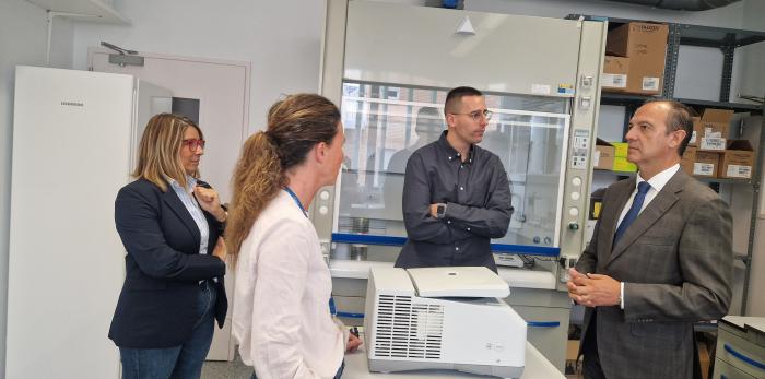 El consejero de Sanidad, José Luis Bancalero Flores, se reúne con el investigador oscense Carlos Anerillas, que regresa a Aragón para liderar un proyecto sobre envejecimiento celular, en el IACS.