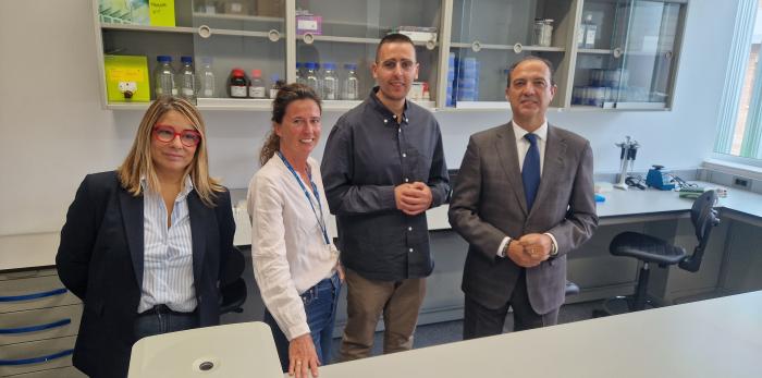El consejero de Sanidad, José Luis Bancalero Flores, se reúne con el investigador oscense Carlos Anerillas, que regresa a Aragón para liderar un proyecto sobre envejecimiento celular, en el IACS.