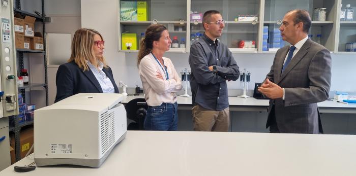 El consejero de Sanidad, José Luis Bancalero Flores, se reúne con el investigador oscense Carlos Anerillas, que regresa a Aragón para liderar un proyecto sobre envejecimiento celular, en el IACS.
