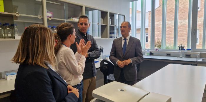 El consejero de Sanidad, José Luis Bancalero Flores, se reúne con el investigador oscense Carlos Anerillas, que regresa a Aragón para liderar un proyecto sobre envejecimiento celular, en el IACS.