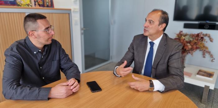 El consejero de Sanidad, José Luis Bancalero Flores, se reúne con el investigador oscense Carlos Anerillas, que regresa a Aragón para liderar un proyecto sobre envejecimiento celular, en el IACS.