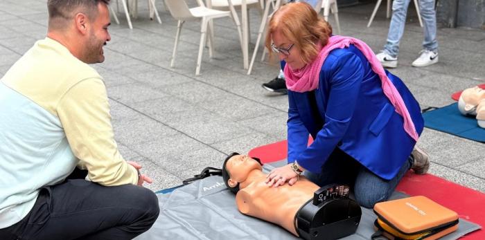 El director general de asistencia sanitaria, Ramón Boria, (tercero por la derecha) también ha estado en la actividad de promoción de salud