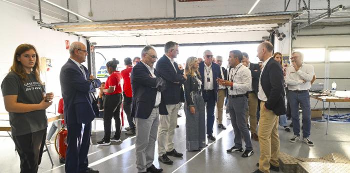 La vicepresidenta, Mar Vaquero, y el presidente de MotorLand, Manuel Blasco han visitado MotoStudent