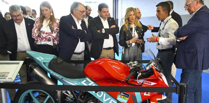 La vicepresidenta, Mar Vaquero, y el presidente de MotorLand, Manuel Blasco han visitado MotoStudent