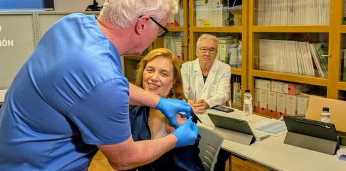 La directora general de Salud Pública participa en la segunda campaña de vacunación frente a la gripe y la COVID-19 del Colegio Oficial de Farmacéuticos de Zaragoza.