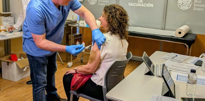 La directora general de Salud Pública participa en la segunda campaña de vacunación frente a la gripe y la COVID-19 del Colegio Oficial de Farmacéuticos de Zaragoza.
