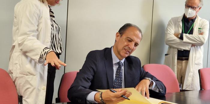 El consejero ha visitado el Hospital de Barbastro