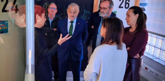 La consejera ha estado acompañada por el director gerente del IASS, Ángel Val