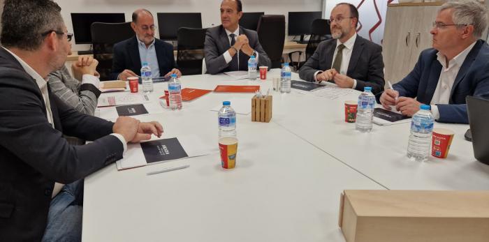 El consejero de Sanidad y el director de Salud Mental se han reunido con responsables de Arcadia