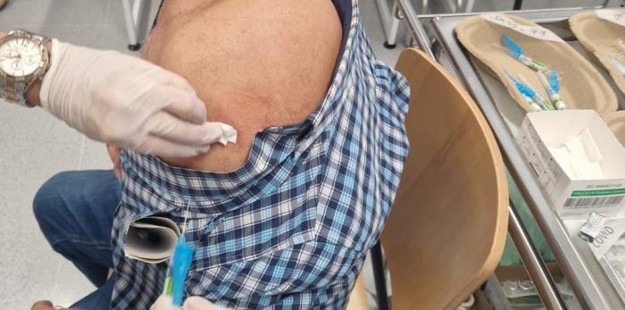 Comienza la vacunación de la gripe para mayores de 60 años, de COVID-19 para mayores de 70 años y se abre también para todos los grupos a los que se recomienda.