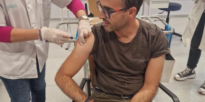 Comienza la vacunación de la gripe para mayores de 60 años, de COVID-19 para mayores de 70 años y se abre también para todos los grupos a los que se recomienda.