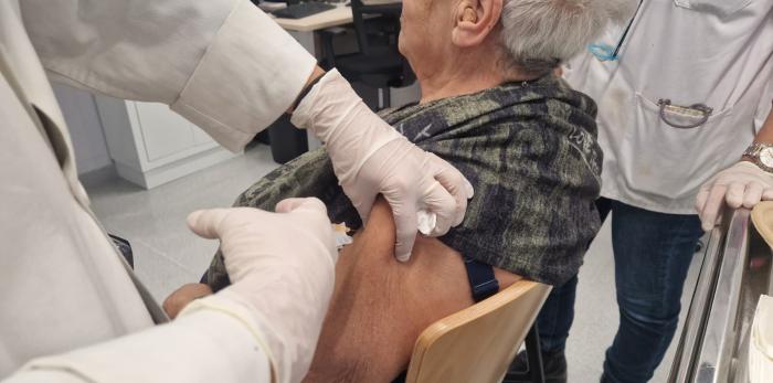 Comienza la vacunación de la gripe para mayores de 60 años, de COVID-19 para mayores de 70 años y se abre también para todos los grupos a los que se recomienda.