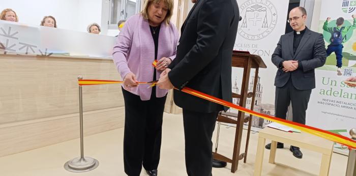 La consejera ha visitado las nuevas instalaciones del Colegio Sagrada Familia, junto al obispo de Tarazona.
