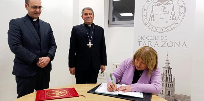 La consejera ha visitado las nuevas instalaciones del Colegio Sagrada Familia, junto al obispo de Tarazona.