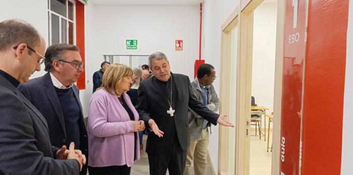 La consejera ha visitado las nuevas instalaciones del Colegio Sagrada Familia, junto al obispo de Tarazona.