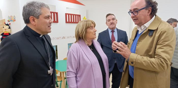 La consejera ha visitado las nuevas instalaciones del Colegio Sagrada Familia, junto al obispo de Tarazona.
