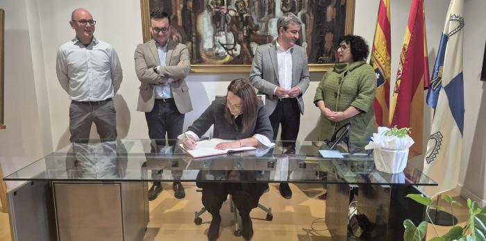 La consejera ha visitado la sede de la Comarca de Ribagorza, el Ayuntamiento de Graus y el centro de mayores de la localidad oscense